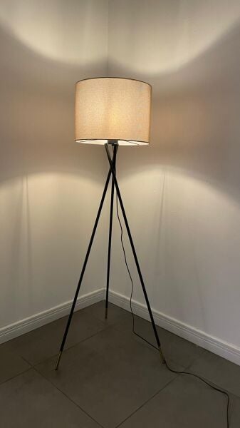 Papel Eskitme Şapkalı Siyah Tripot Ayaklı Dekoratif Salon Lambader