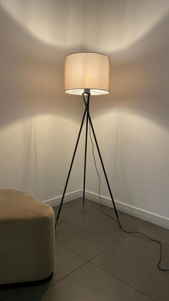 Papel Eskitme Şapkalı Siyah Tripot Ayaklı Dekoratif Salon Lambader